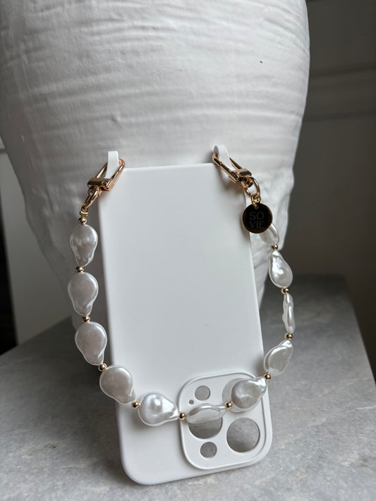 Luxe Atelier Pearl Wristlet