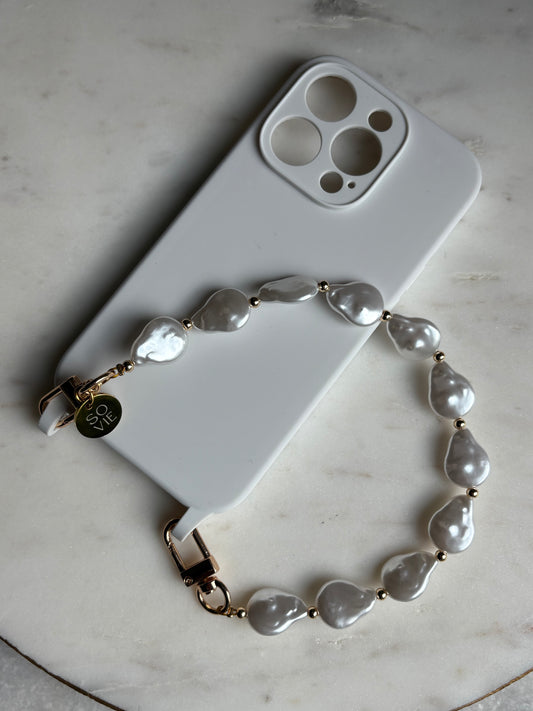 Luxe Atelier Pearl Wristlet